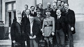 Warszawa, lipiec 1920. Członkowie Misji Międzysojuszniczej do Polski. Trzeci z prawej, w mundurze, stoi gen. Maxime Weygand
