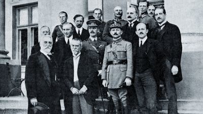 Warszawa, lipiec 1920. Członkowie Misji Międzysojuszniczej do Polski. Trzeci z prawej, w mundurze, stoi gen. Maxime Weygand
