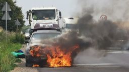 Lubelskie: Płonie auto na drodze. Strażacy są już na miejscu [zdjęcia]