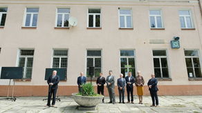 Wczoraj rano przed kraśnickim starym dworcem stanął rządek oficjeli, mikrofony i zaproszeni dziennikarze.