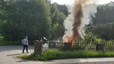 W Parchatce zapalił się dzisiaj samochód osoby. Pożaru nie udało się ugasić podręczną gaśnicą. Pomogła dopiero ciężka piana podana przez strażaków 
