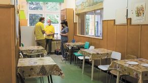 Członkowie grupy Rowerowe Dobro oglądają szpitalną świetlicę