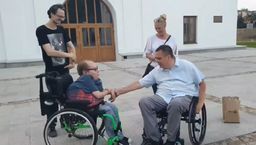 Pan Kamil spotkał się m.in. z Pawłem Iwaniukiem, pełnomocnikiem prezydenta ds. osób niepełnosprawnych 