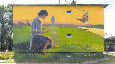 – To nasza Hanka – prząśniczka, która z kołowrotkiem przysiadła na skrawku naszej nadbużańskiej łąki – opisuje malowidło wójt Grażyna Kowalik. – Resztę zobaczycie w centrum Hanny. Zapraszamy