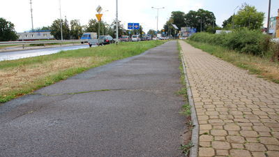 Asfalt   na   ścieżce   przy   ul.   Lubelskiej   od   lat   wymaga   remontu.   Pieniędzy   na   jego kompleksową wymianę zarządca wojewódzkiej ulicy nie ma
