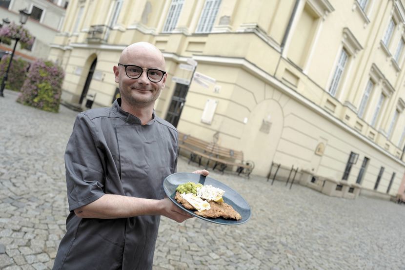 Robert Gajos, szef kuchni restauracji Niepospolita prezentuje prawdziwy Wiener Schnitzel, podawany przed wojną w najlepszych lubelskich restauracjach