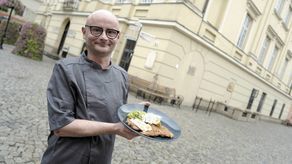 Robert Gajos, szef kuchni restauracji Niepospolita prezentuje prawdziwy Wiener Schnitzel, podawany przed wojną w najlepszych lubelskich restauracjach