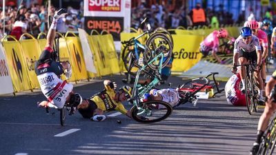 Koszmarny wypadek na mecie I etapu Tour de Pologne. Poszkodowany kolarz w śpiączce [wideo]