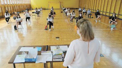 Duże odległości miedzy uczniami i obowiązkowe maseczki – tak wyglądało zakończenie roku szkolnego w SP nr 16 w Lublinie 