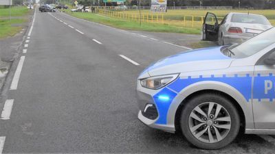 Czołowe zderzenie forda i bmw pod Chełmem. Cztery osoby trafiły do szpitala, dwie są ciężko ranne