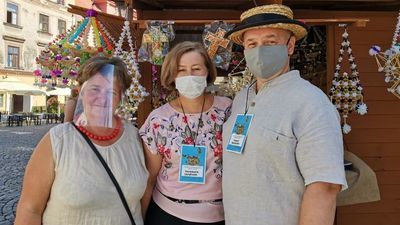 Wiesława Kucharzyk, Małgorzata i Tomasz Krajewscy, autorzy „Pająka Ludowego” 