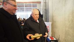 Rektor UM prof. Andrzej Drop i dyrektor Adam Borowicz (po prawej) podczas wmurowania kamienia węgielnego pod budowę nowej części szpitala (2016 r.)