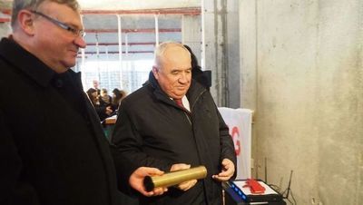 Rektor UM prof. Andrzej Drop i dyrektor Adam Borowicz (po prawej) podczas wmurowania kamienia węgielnego pod budowę nowej części szpitala (2016 r.)