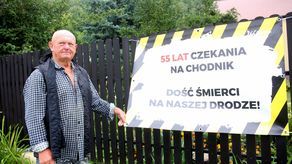 W Parchatce na płotach posesji wiszą alarmujące banery.