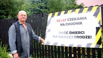 W Parchatce na płotach posesji wiszą alarmujące banery.