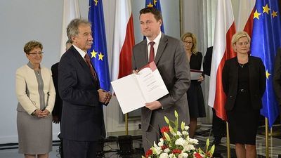 Łukasz Zbonikowski odbiera zaświadczenie o wyborze na posła.