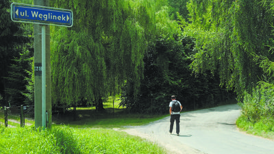 Planowana przez miasto alejka ułatwi pieszym dotarcie z osiedla do pociągu. Skorzystają nie tylko podróżni, ale także spacerowicze
