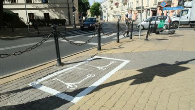 W centrum Lublina powstały parkingi dla hulajnóg. Nierówna walka o porządek na chodnikach