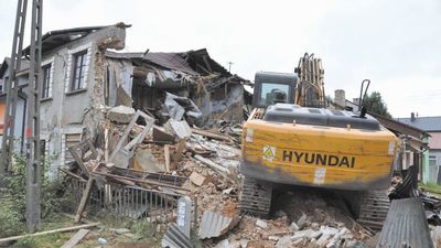 Wyburzanie starej kamienicy przy Rynku II w Łęcznej 