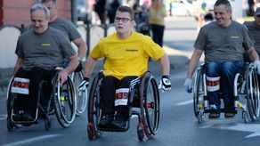 Jakub Ostasz (w środku) podczas imprezy biegowej Przemyska Dycha 2018