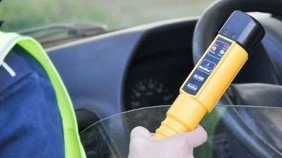 Pijana jechała po alkohol. Jak zabrali jej auto, prosiła policję, żeby podrzucili ją do sklepu