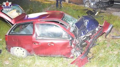 19-latek wyprzedzał. Zderzył się czołowo z innym autem