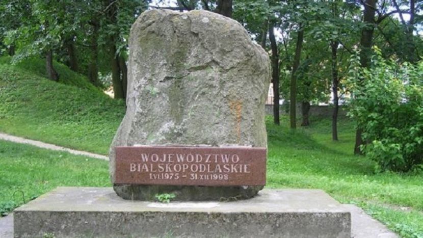 Pomnik upamiętniający dawne województwo w Białej Podlaskiej<br />

