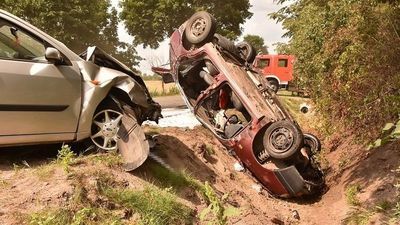 Zmiażdżony samochód dachował w rowie. Wypadek w Janowie Podlaskim