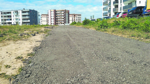 Tymczasowa alejka do szkoły ma 1,5 m szerokości