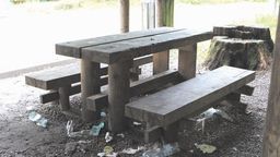 Miejska wiata, miejsce wypoczynku za ul. Prusa w Puławach. To jedno z wielu miejsc tego rodzaju, które korzystający z nich nie potrafią utrzymać w czystości