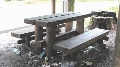 Miejska wiata, miejsce wypoczynku za ul. Prusa w Puławach. To jedno z wielu miejsc tego rodzaju, które korzystający z nich nie potrafią utrzymać w czystości