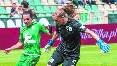 Jeden z wielu sobotnich pojedynków wygranych przez Karolinę Klabis, bramkarkę AZS UJ Kraków
