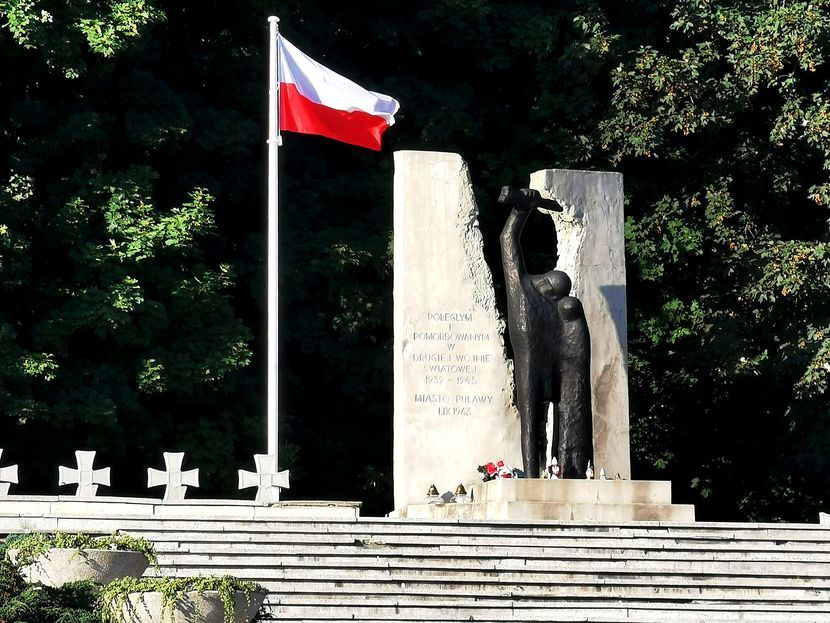 Biało-czerwona flaga powiewa już nad cmentarzem wojennym w Puławach. Radny Mariusz Cytryński dziękuje wszystkim osobom, które pomogły mu w realizacji tej idei