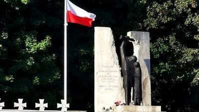 Biało-czerwona flaga powiewa już nad cmentarzem wojennym w Puławach. Radny Mariusz Cytryński dziękuje wszystkim osobom, które pomogły mu w realizacji tej idei