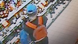 W plecaku miał drogi alkohol i słodycze. Ale tym razem złodziejowi się nie powiodło