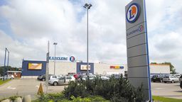 Jest pozwolenie na rozbudowę, jest pozwolenie na wycinkę 26 drzew na tej działce. Ale inwestor musi posadzić nowe