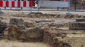 Mur odkryty pod nawierzchnią ulicy Lipowej