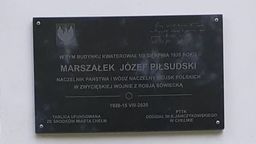 „Podczas ciężkich terminów, które przyszły na Rzeczypospolitą, wdzięczny za gościnność i chwilę spoczynku w tym domu za znanych” napisał w księdze bursy szkolnej w Chełmie w przeddzień Bitwy Warszawskiej Marszałek Józef Piłsudski. Faksymile tych słów przeniesiono na tablicę pamiątkową, którą 15 sierpnia 2020 w Chełmie na historycznym budynku podczas uroczystości 100. rocznicy Cudu na Wisłą, odsłonił wiceminister Marcin Ociepa. 