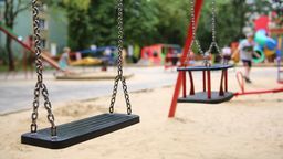 Pijana ekipa na placu zabaw w Puławach. Wśród nich tata z małym dzieckiem