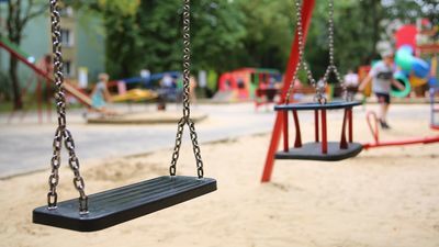 Pijana ekipa na placu zabaw w Puławach. Wśród nich tata z małym dzieckiem