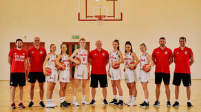 Marek Lebiedziński (w środku) jest od tego sezonu głównym trenerem kadry U-17 kobiet.