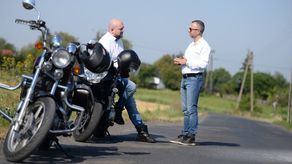 Starosta świdnicki Łukasz Reszka (z prawej) i wicestarosta świdnicki Bartłomiej Pejo.