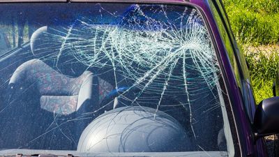 Mężczyzna wybił dwie szyby w samochodach