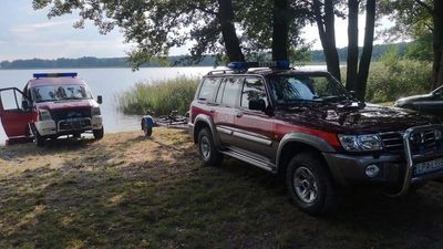Lubelskie. Wskoczył z roweru wodnego do jeziora i już nie wypłynął. Trwa akcja poszukiwawcza
