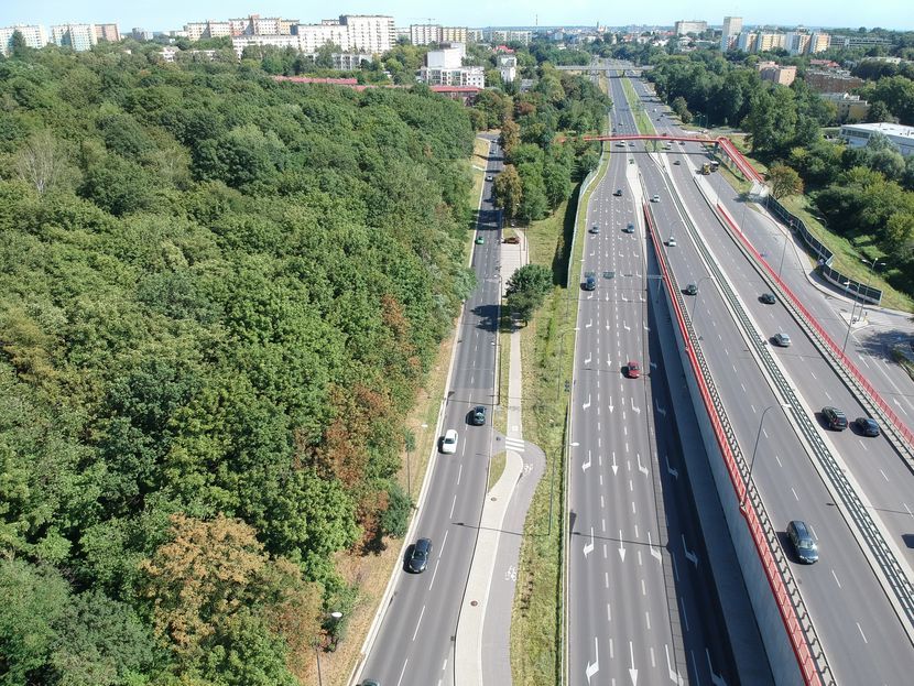 Zawieszona jest też budowa drogi rowerowej wzdłuż ul. Północnej od ronda Pileckiego do ul. Kosmowskiej, choć w tym przypadku gotowa jest kompletna dokumentacja.