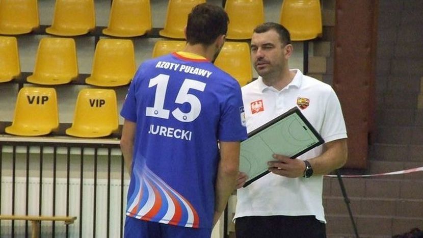 Podczas meczu w Piotrkowie po obu stronach barykady stanęli bracia Jureccy: zawodnik Michał i trener Bartosz<br />
<br />
