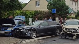 Zółkiewka. Trzy rozbite auta, dwie ranne osoby, bo jeden kierowca zignorował znak