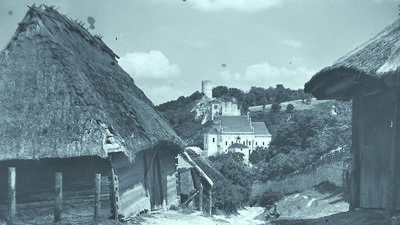 Widok w kierunku północnym. W tle kościół farny oraz ruiny zamku i baszty