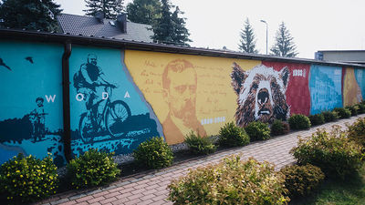 Mural z królami powstał w Łukowie. "Chcemy zaciekawiać mieszkańców lokalną historią"