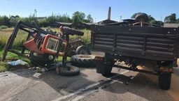 Lubelskie: Ciągnik ze zbożem przewrócił się i przygniótł kierowcę oraz pasażera